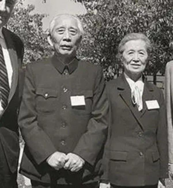 王震29歲仍單身,賀龍問:王鬍子,北大學生給你當媳婦,要不要 王震29歲仍單身,賀龍問:王鬍子,北大學生給你當媳婦,要不要