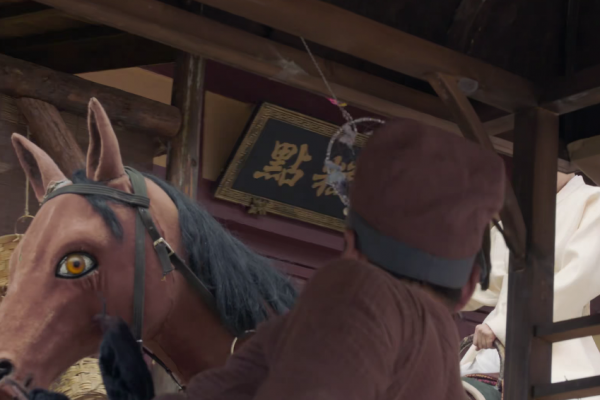 鞠婧禕新劇現騷操作！馬戴美瞳畫眼線，這女演員衣服裡露出個啥？