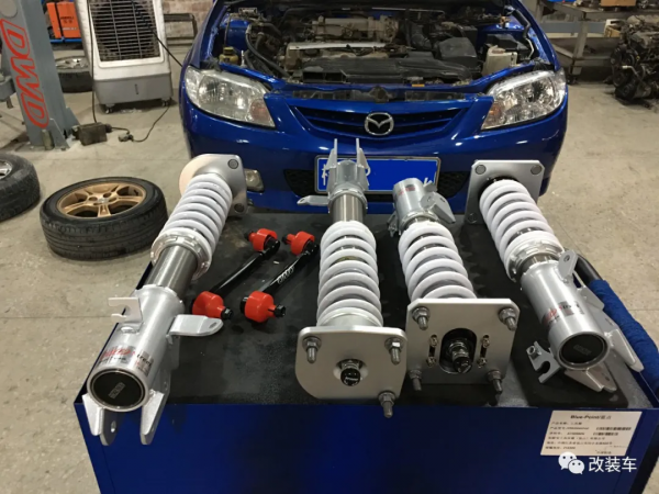 經典的馬自達323依然還有很多人玩，只需7000塊就能買來快樂