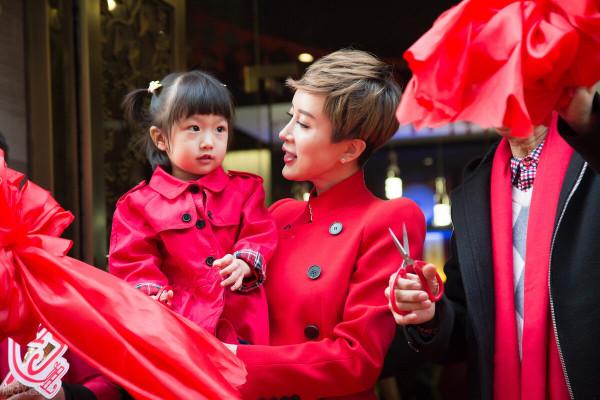 金巧巧和女兒穿親子裝,白色長裙配皮衣外套,精緻優雅真有貴婦範 金巧巧和女兒穿親子裝,白色長裙配皮衣外套,精緻優雅真有貴婦範