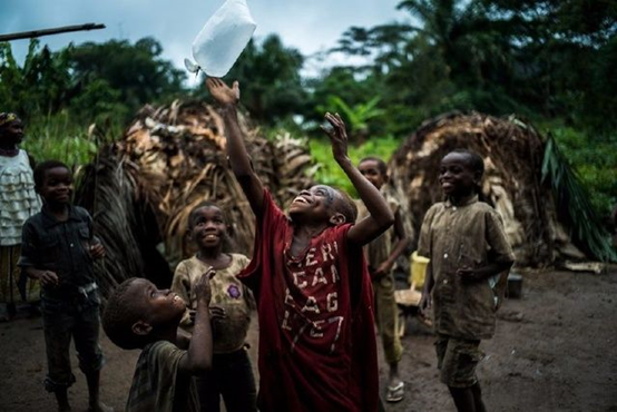 非洲“袖珍民族”，8歲生孩20歲養老，加速度下的他們如何生活？