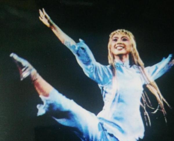 石鐘琴：因飾演“白毛女”紅極一時，32歲結婚，一生熱愛舞蹈事業