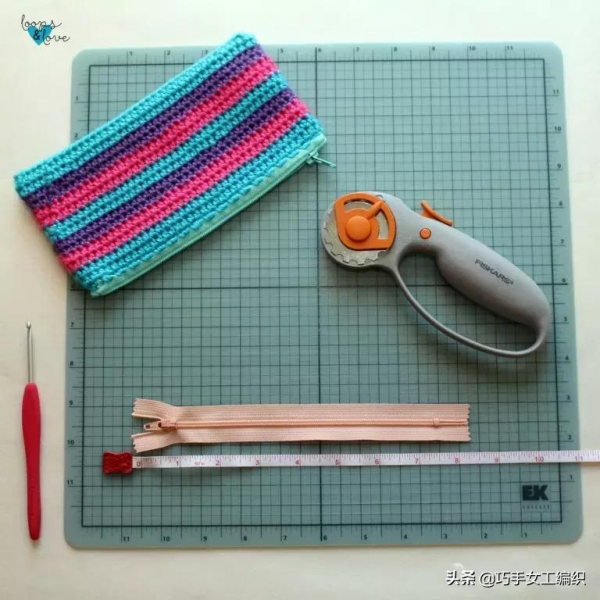 舊衣褲的拉鍊剪下來後，用鉤針戳一圈就有無數的收納