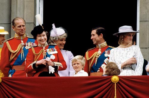 1981年，55歲的英女王側身騎馬英姿颯爽，被一名17歲少年射了6槍