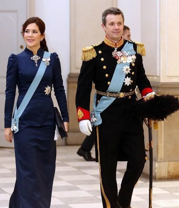 西班牙王后愛穿中國風,摩納哥王妃是旗袍控,泰國前總理愛穿唐裝 西班牙王后愛穿中國風,摩納哥王妃是旗袍控,泰國前總理愛穿唐裝