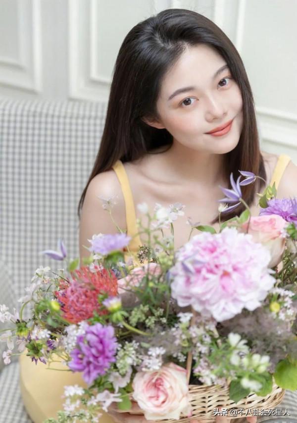 看到章澤天梁洛施的臉,才明白原來富豪的喜好都有跡可循 看到章澤天梁洛施的臉,才明白原來富豪的喜好都有跡可循