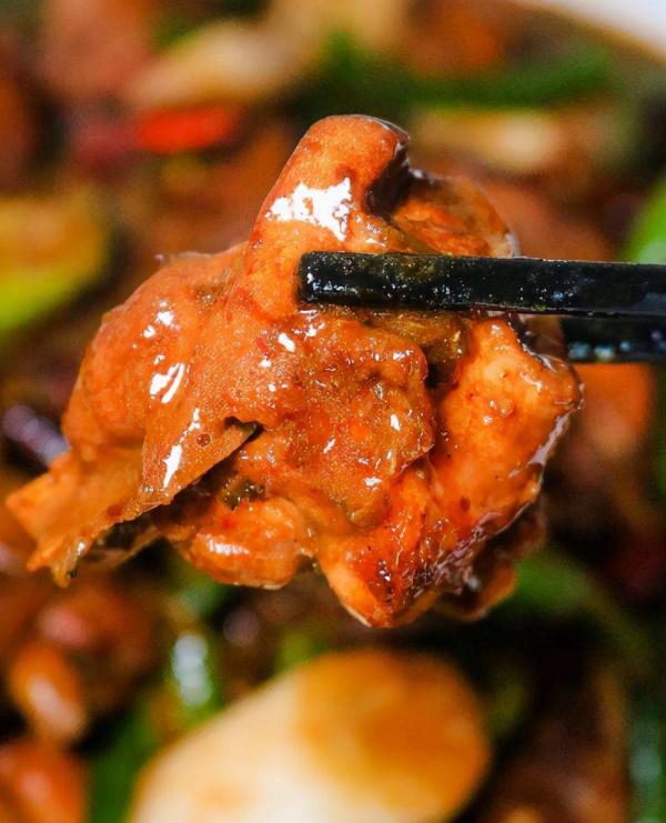 貴州“七仙女”街邊炒菜，7口大鍋同時操作，場面熱鬧非凡