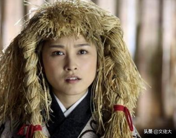 一個鼻子上長“犄角”一個頭頂“山水畫”演員們的古裝造型太奇葩 一個鼻子上長“犄角”一個頭頂“山水畫”演員們的古裝造型太奇葩