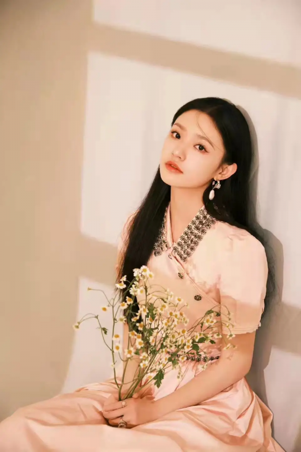 內娛女明星真的拼，在雪地裡穿露肩連衣裙