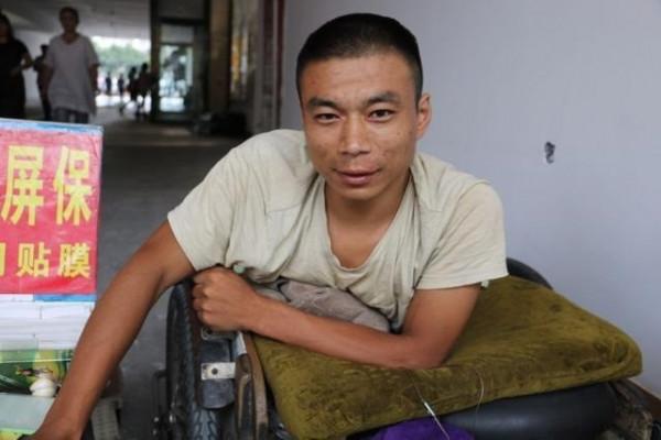 夏西偉:5歲時被生父家暴,落下終生殘疾,靠貼膜買下一套房 夏西偉:5歲時被生父家暴,落下終生殘疾,靠貼膜買下一套房