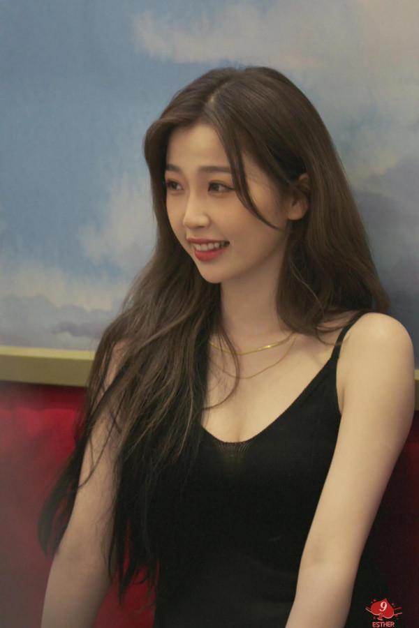 又甜又辣的虞書欣，這套絕美吊帶超顯身材造型，今年可以成神啦