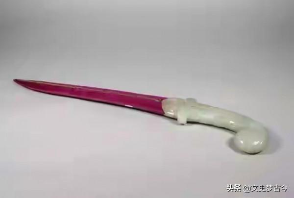 馬未都有一把清代腰刀,刀身細長且美觀鋒利,還帶有鑲玉鞘 馬未都有一把清代腰刀,刀身細長且美觀鋒利,還帶有鑲玉鞘