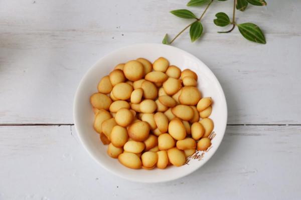 麵粉，雞蛋加牛奶，教你做酥脆的蛋奶小餅乾，比買的還好吃