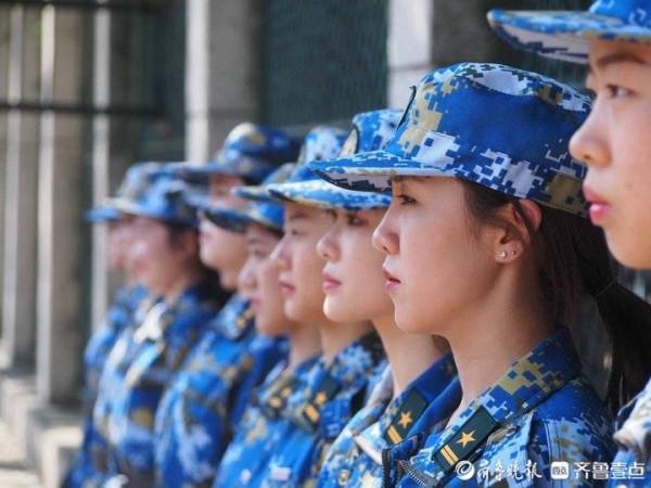 山東師大軍訓場英姿颯爽，女隊員加女教官