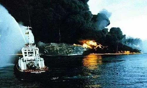 轟六D波斯灣發射C-601導彈,美軍巡洋艦狼狽躲避,重型油輪遭擊沉 轟六D波斯灣發射C-601導彈,美軍巡洋艦狼狽躲避,重型油輪遭擊沉