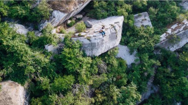 房山瘋狂“猿”始人 部落記 | 訪猿人遺蹟、對話古岩層、狩獵覓食大狂歡