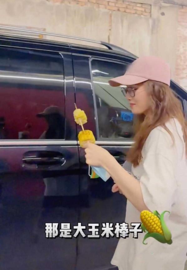 劉詩詩路邊吃玉米被偶遇,穿T恤配奶奶褲,美得就像小姑娘 劉詩詩路邊吃玉米被偶遇,穿T恤配奶奶褲,美得就像小姑娘