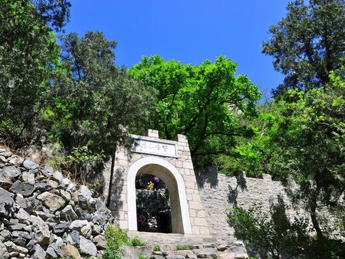 鷲峰公園自然環境優美，山勢陡峭，山峰林立，山石神形兼備