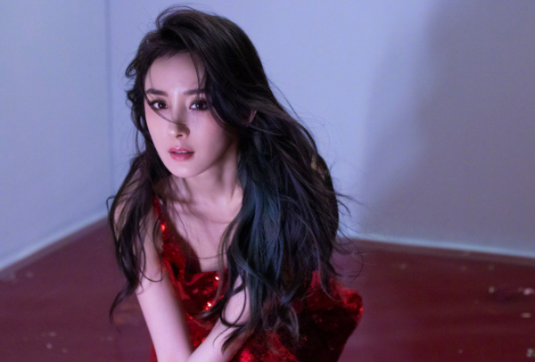 楊冪從小美到大，那些天天說她整容的可以歇歇了