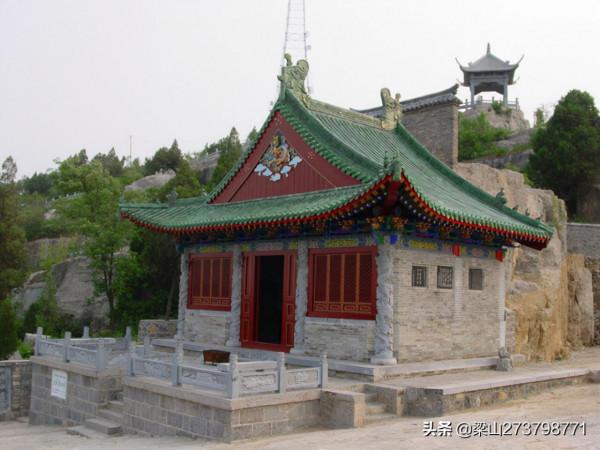 大伾山，大平原上突起的孤峰，寺廟洞閣棋佈，摩崖碑刻林立