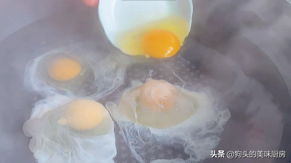 這技術煮荷包蛋太厲害了，不散花無白沫，又圓又光滑，太簡單了