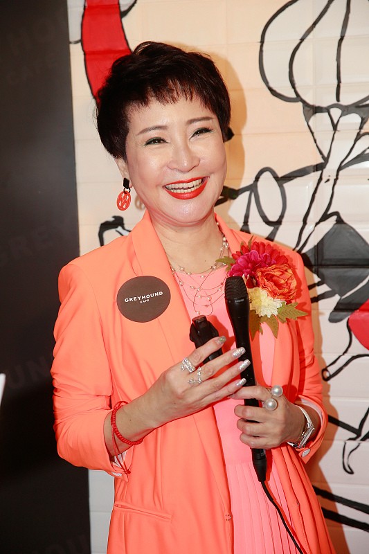 謝霆鋒媽媽不愧是“港姐”,穿粉裙扮嫩,年近70歲看著像50歲出頭 謝霆鋒媽媽不愧是“港姐”,穿粉裙扮嫩,年近70歲看著像50歲出頭