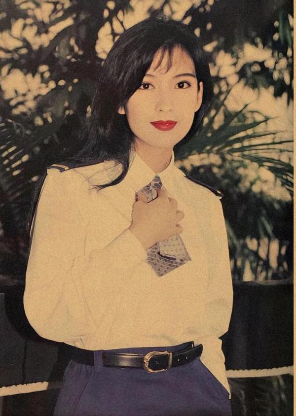 照片雖然陳舊發黃，依然珍貴的記錄下周慧敏的青春美麗