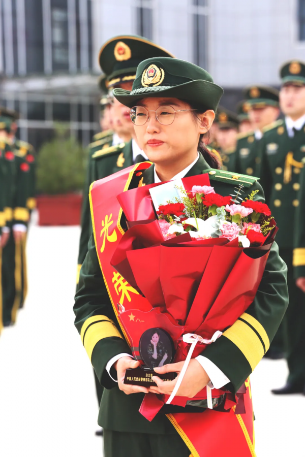 武警警官退役儀式，紀念品亮了