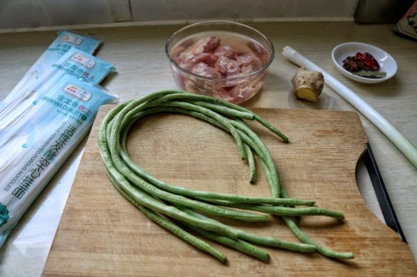 嫩到可以直接脫骨的排骨豆角燜面這樣做，湯汁濃郁，好吃得很