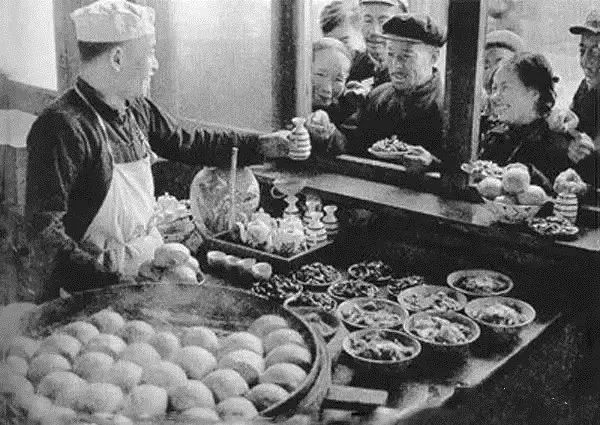 80年代中國人吃飯罕見老照片26張