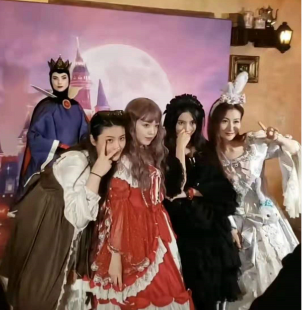 Baby帶兒子提前過萬聖節!穿暗黑洛麗塔別有風情,小海綿個頭不小 Baby帶兒子提前過萬聖節!穿暗黑洛麗塔別有風情,小海綿個頭不小