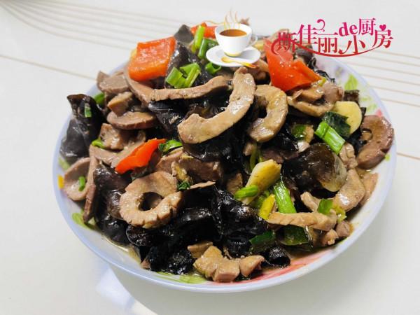 回孃家吃飯母親做了滿滿一桌菜，曬圈火了，網友：還是親媽最疼人