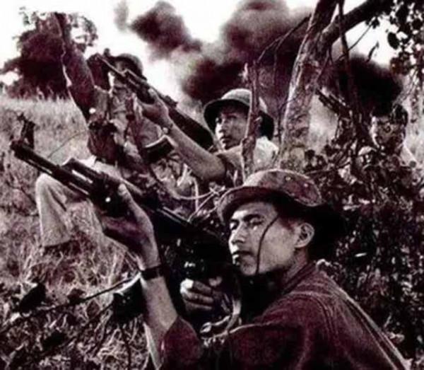 84年，越軍罵陣還朝哨所尿尿，駱科邦一擊將其斃命，越南懸賞3萬