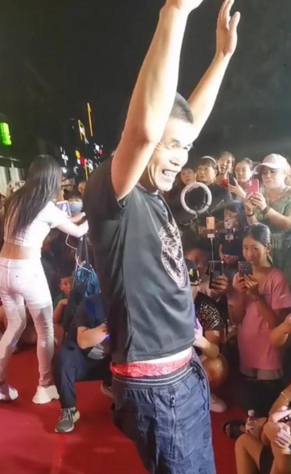 劉東立，從河南舞神淪落為網路笑話，成也尬舞，敗也尬舞