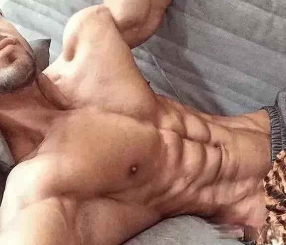 健身房的固定器械和槓鈴啞鈴各有什麼好處？