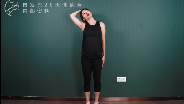 網友偶遇54歲王祖賢拜佛，稱本人又高又美，唯獨塌腰駝背折損氣質