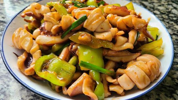 椒鹽魷魚,是我家經常吃的一道美味家常菜,10分鐘就能做好 椒鹽魷魚,是我家經常吃的一道美味家常菜,10分鐘就能做好