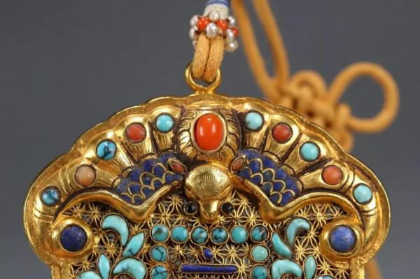 清 齋戒牌、金器，金花絲齋戒掛佩、金拉絲工藝、鑲嵌青金石