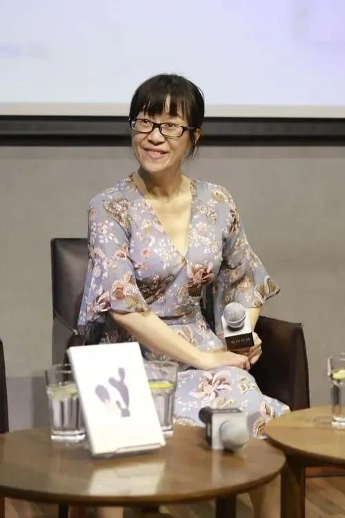 聊聊詩人餘秀華,並拉上18杆子也打不著的“滑板鞋”作者龐麥郎 聊聊詩人餘秀華,並拉上18杆子也打不著的“滑板鞋”作者龐麥郎