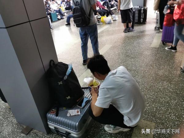 中秋國慶又不回去了！看到年邁的父母和牙牙學語的孩子，我哭了