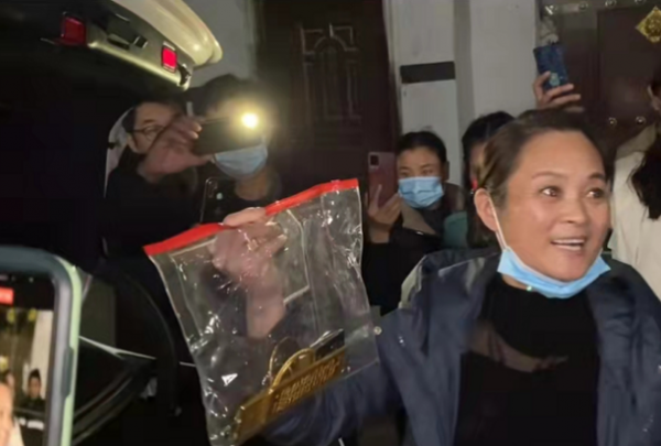 陳亞男父母有多豪？後備箱灑落16萬現金，十幾萬的金條用塑膠袋裝