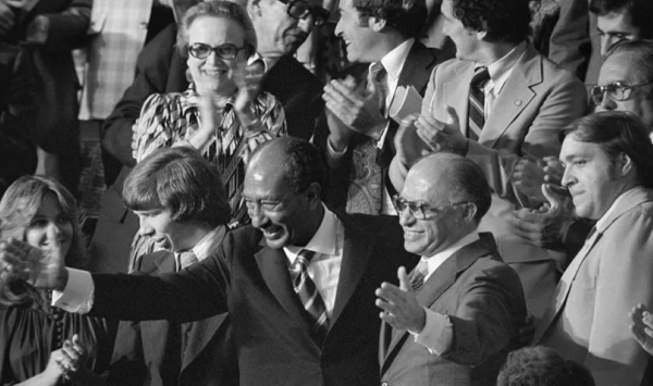 為何閱兵時不是荷槍實彈？1981年埃及總統遇刺，給各國敲響了警鐘