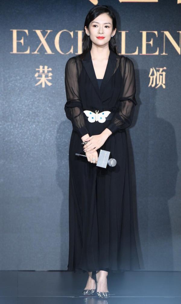 章子怡保養似少女，穿透明薄紗黑裙又美又野，肌膚緊緻不像媽媽輩