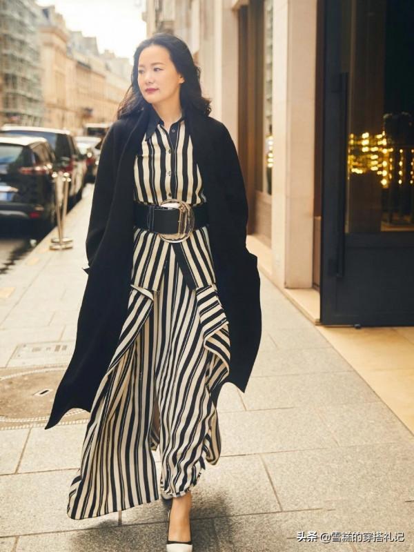 有肚子的女人別隻會“塞衣角”，學詠梅的顯瘦穿法，藏肉又時髦