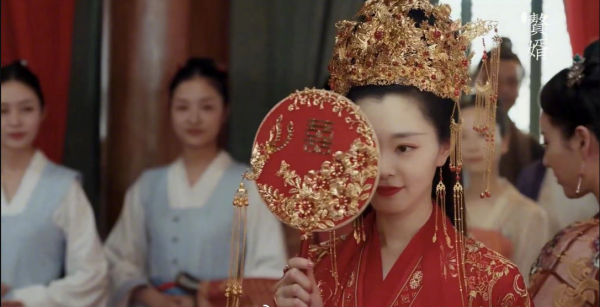 古裝新娘誰最美？唐嫣女王範，陳鈺琪頭上鳳冠似螃蟹