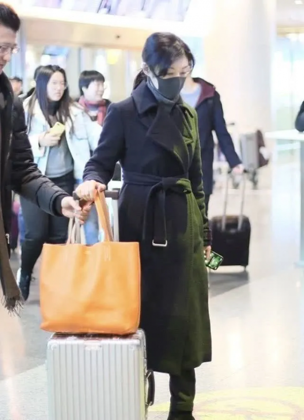 被周濤“不好好穿衣”造型驚豔了，大衣玩出新花樣，真穿搭榜樣