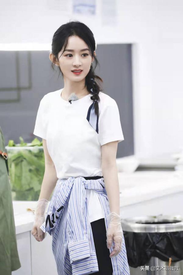 真清純還是“裝”清純？趙麗穎穿襯衫百褶裙扮學生妹，少女感滿滿