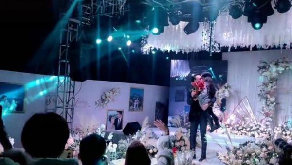 60歲&OpenCurlyDoubleQuote;咆哮帝&rdquo;馬景濤似大頭娃娃，落魄到農村獻唱，30萬一首歌