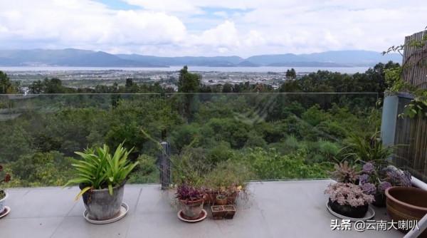 35歲女演員帶男友租房，住大理雙層別墅，還有人說她可憐？