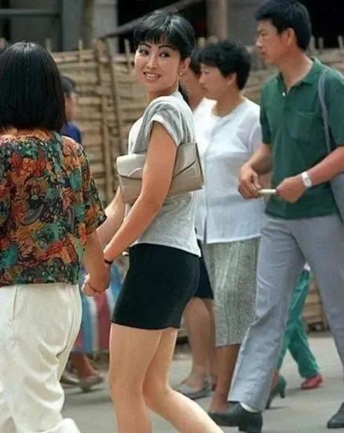 歷史老照片:天安門執勤女兵腰間掛滿彈夾,男女罪犯排著隊遊街 歷史老照片:天安門執勤女兵腰間掛滿彈夾,男女罪犯排著隊遊街